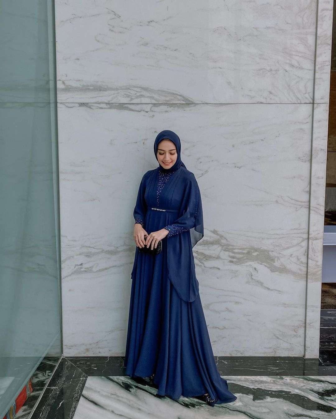 7 Warna Jilbab Yang Cocok Dengan Baju Biru Dongker