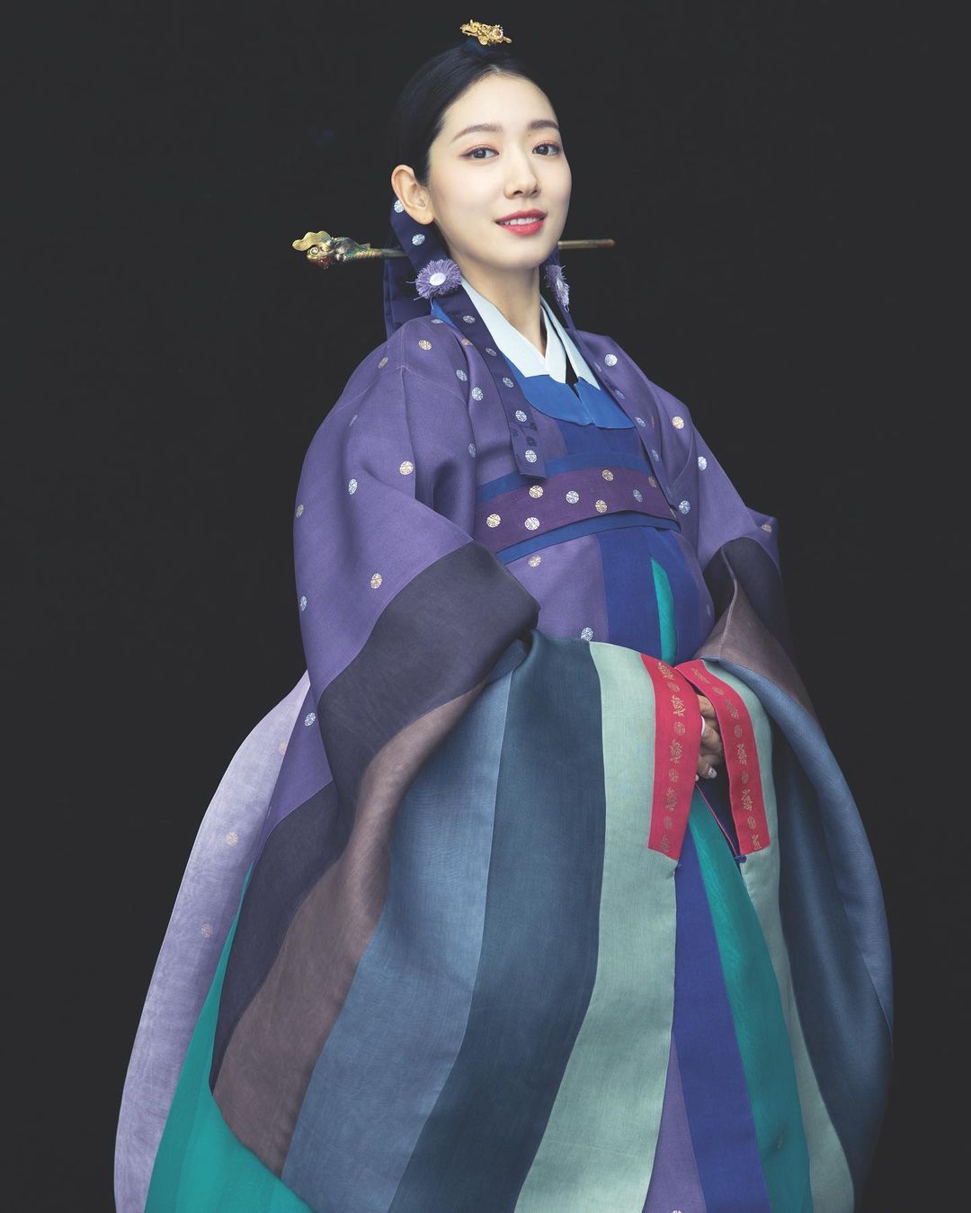 Detail Gaun Pre-Wedding dan Pernikahan Park Shin Hye yang Mewah