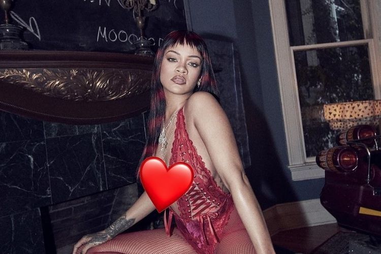 Spesial Valentine, Rihanna Tampil Seksi Pakai Lingerie Merah