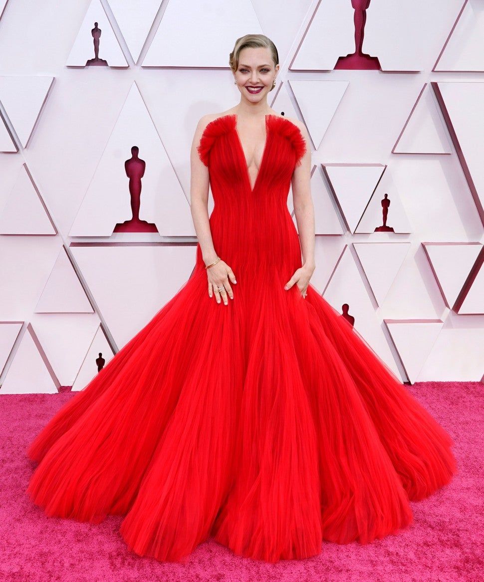 Mewah, Ini Potret 12 Seleb Hollywood Pakai Tulle Gown di Karpet Merah