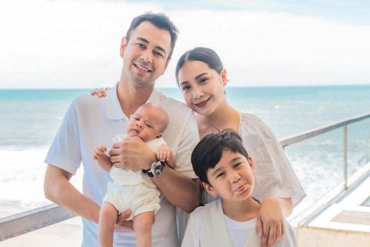 9 Potret Keluarga Raffi Ahmad Liburan ke Bali, Perdana Bareng Rayyanza