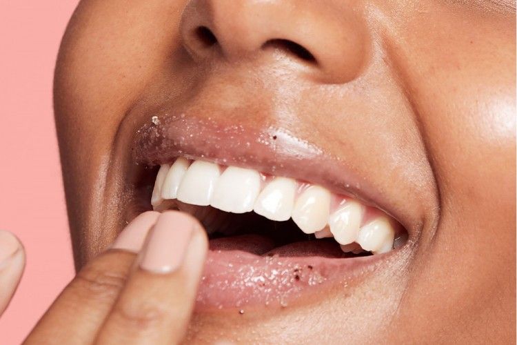 6 Rekomendasi Lip Scrub Lokal yang Bisa Bikin Bibir Jadi Lebih Lembut