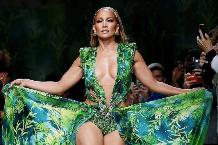 Publik Figur yang Pernah Gunakan Dress Hijau Versace J.Lo yang Ikonik