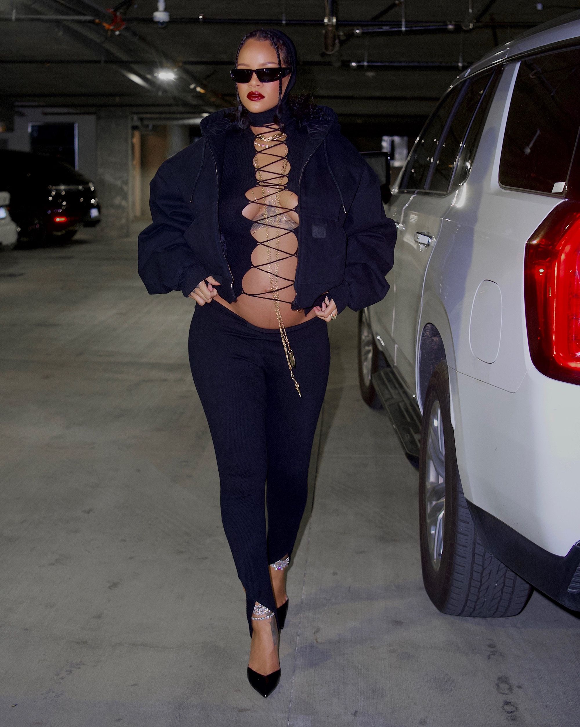 Stay Sexy, Rihanna Shows Off Baby Bump with All-Black Outfit