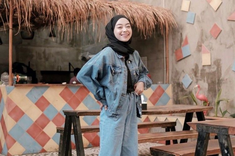 Inspirasi OOTD Hijab Simpel Pakai Jaket Denim