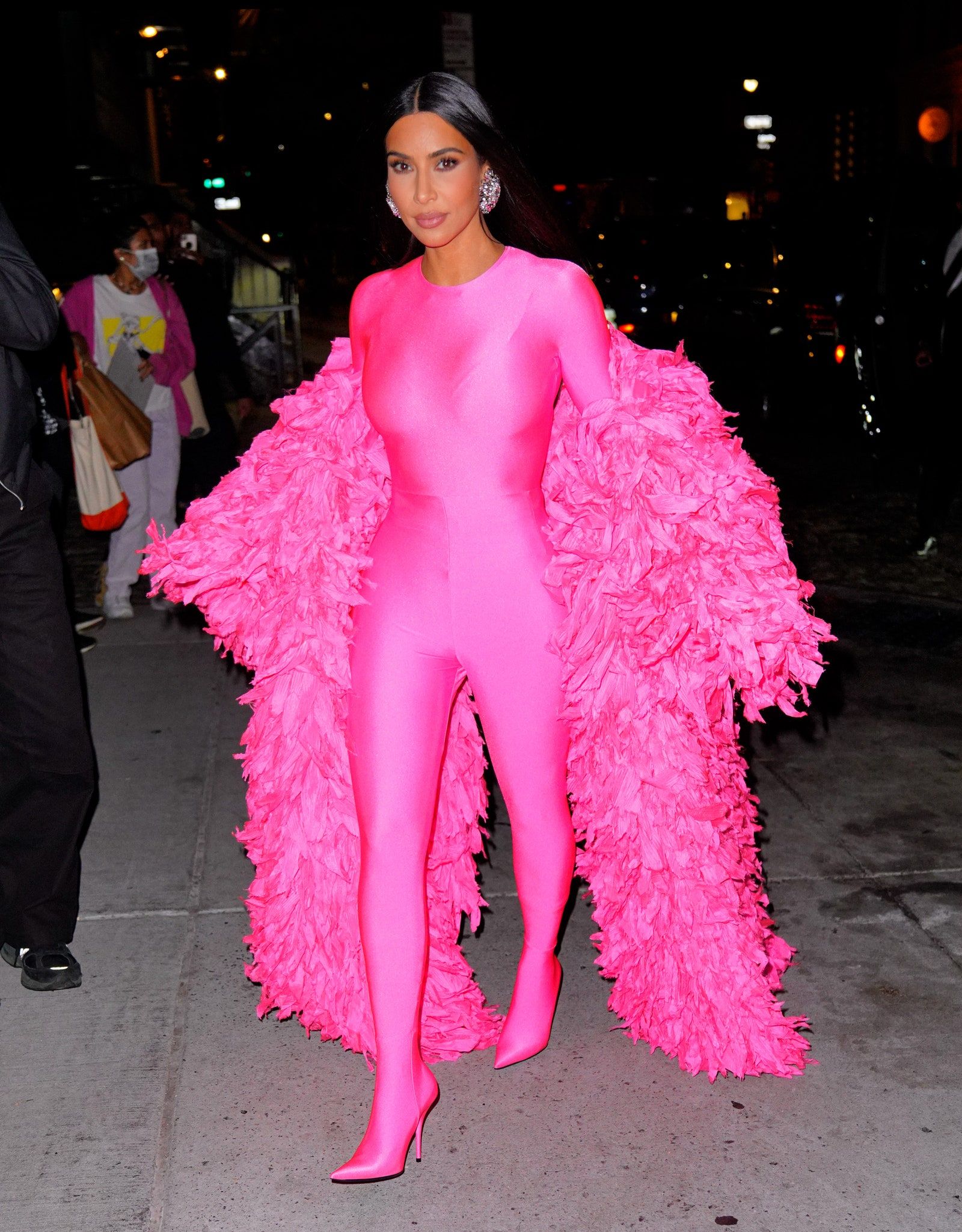Gaya Modis Seleb Hollywood Kenakan Outfit Warna Hot Pink yang Trendi