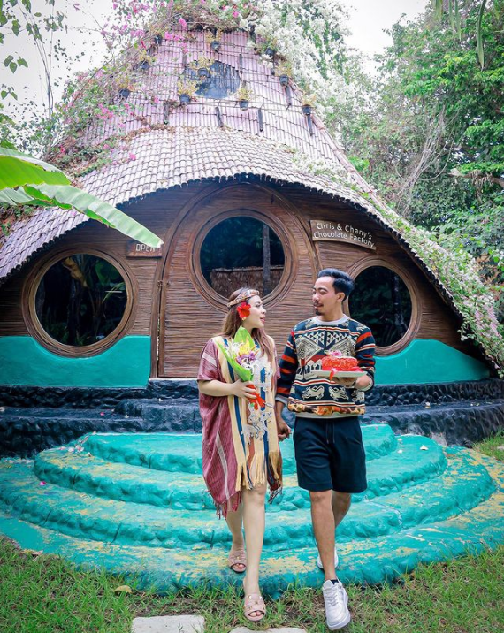10 Potret Kisah Cinta 'Crazy Rich Bali' Maharani Kemala dan Suami