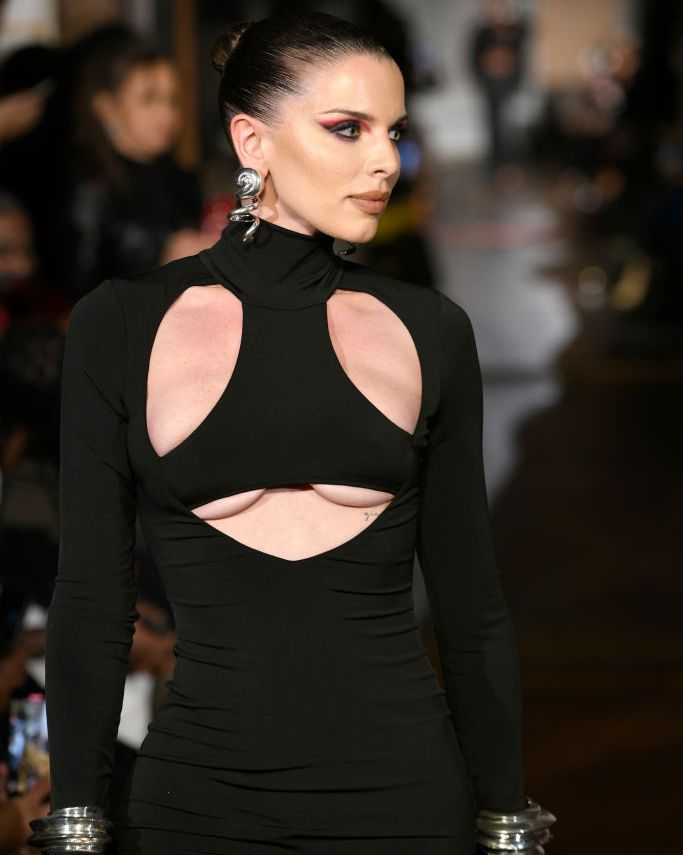 Putus dari Kanye West, Julia Fox Debut di Runway New York Fashion Week