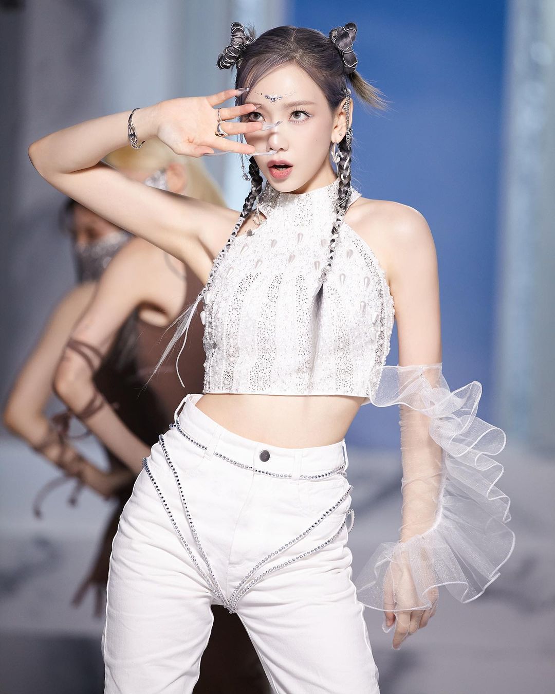 Gaya Manglingi Taeyeon di Video Klip INVU, Seperti Dewi Yunani