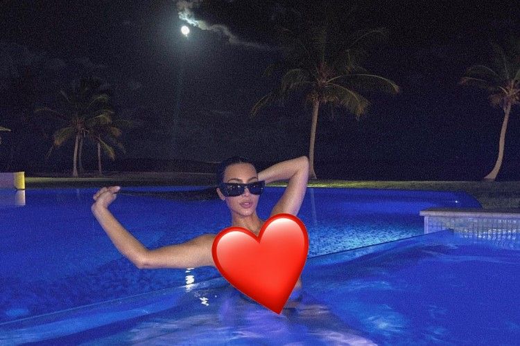 Berenang Malam, Intip 'Ritual Seksi' Kim Kardashian