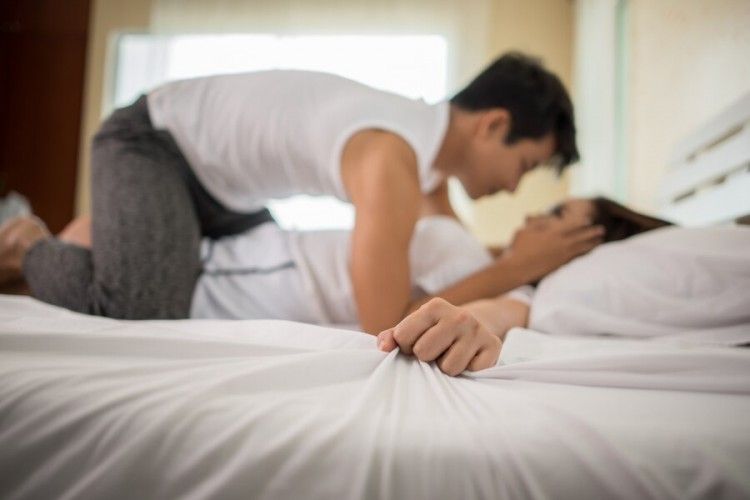 5 Cara Mencapai Orgasme Saat Quickie Sex 