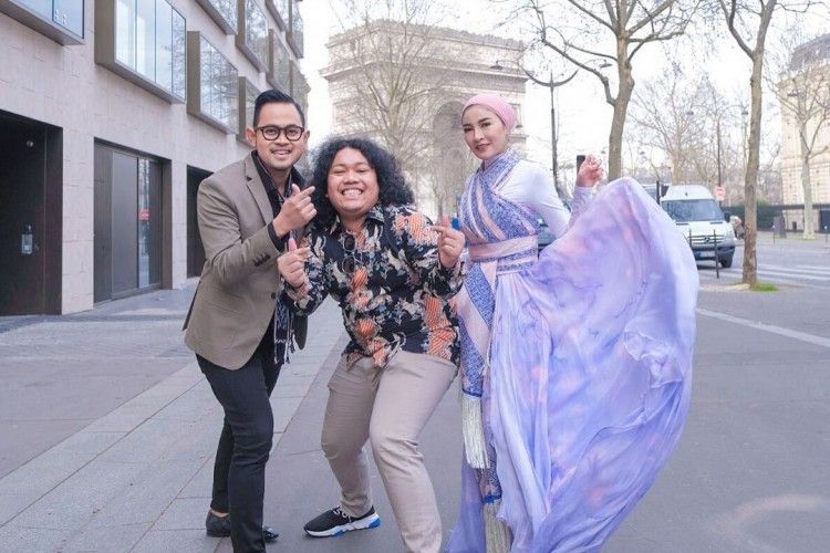 Selebritis Indonesia Kompak Pakai Batik di Paris Fashion Week 2022