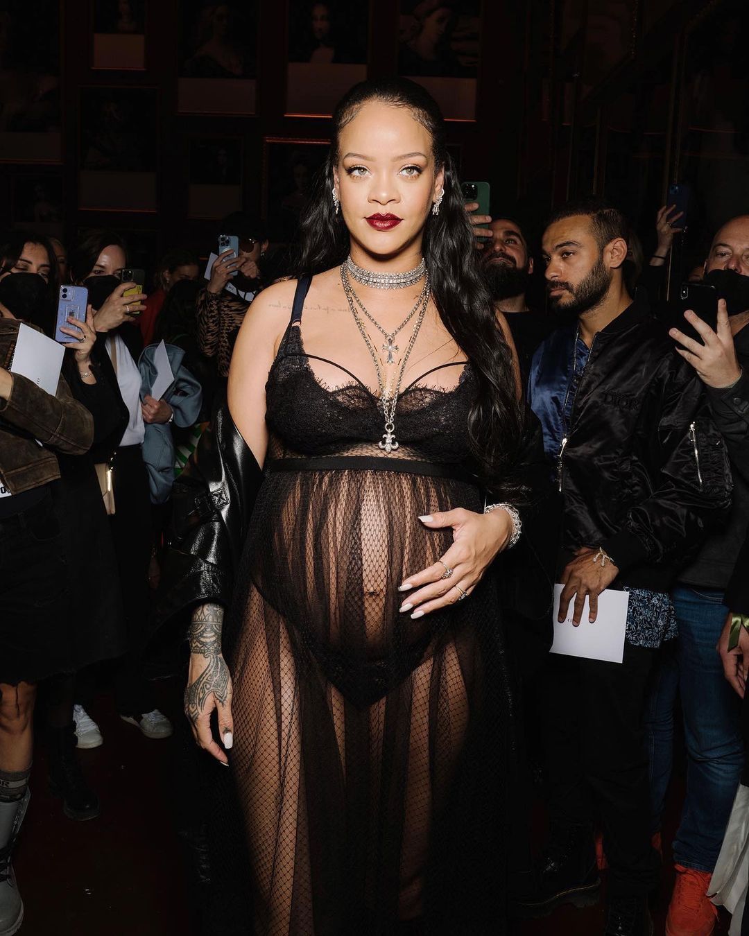 Rihanna Pede Pakai Lingerie Dress Menerawang di Acara Fashion