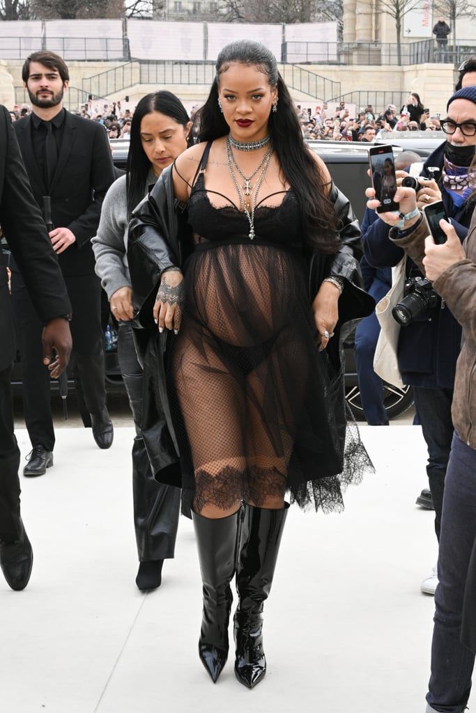 Rihanna Pede Pakai Lingerie Dress Menerawang di Acara Fashion