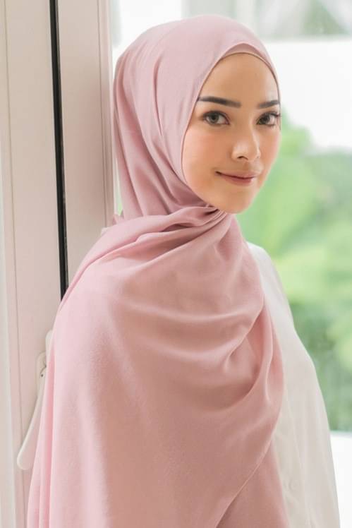 Rekomendasi Warna Hijab Yang Membuat Wajah Terlihat Tirus