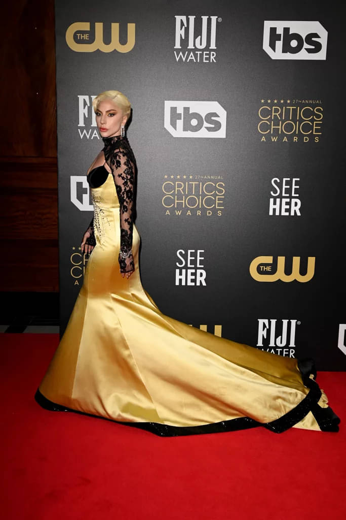 Lady Gaga Pamer Payudara di Karpet Merah Critics' Choice Awards 2022