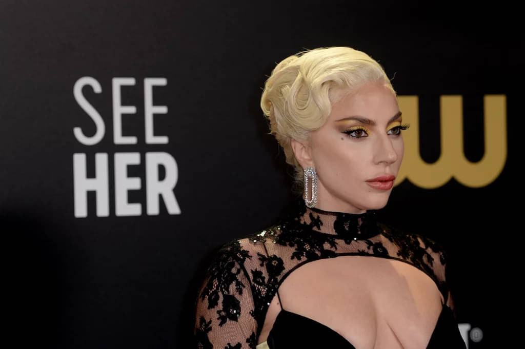 Lady Gaga Pamer Payudara di Karpet Merah Critics' Choice Awards 2022