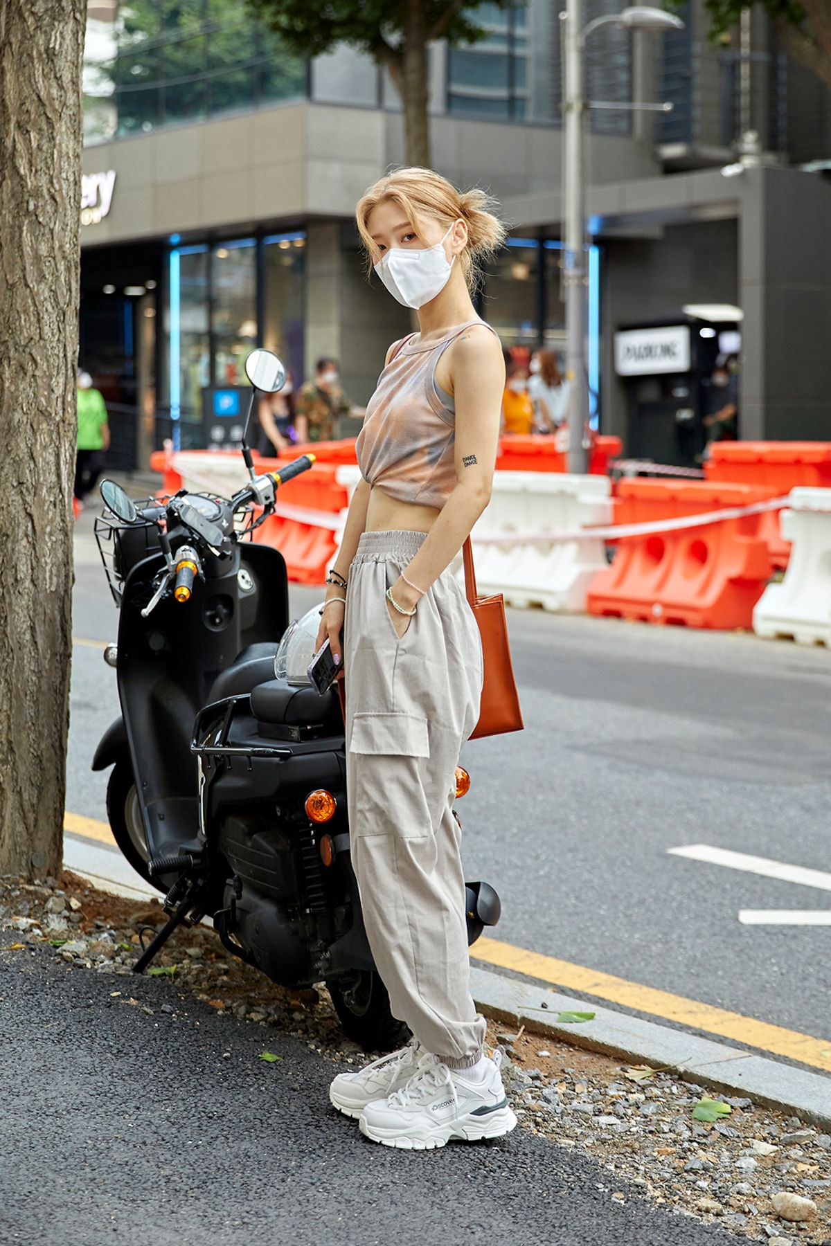 Tips Padu-padan Cargo Pants a La Street Style Korea Selatan