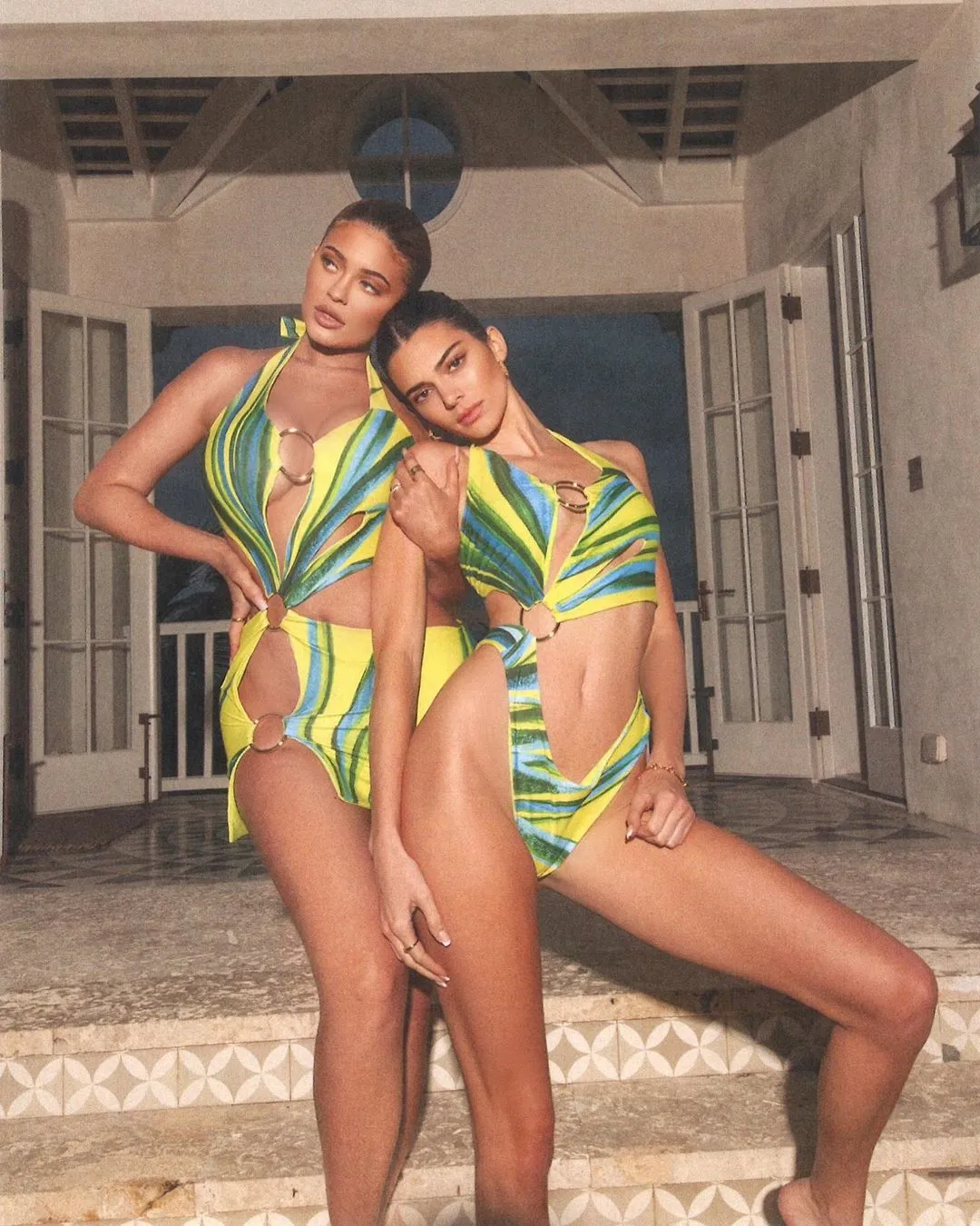 Deretan Bukti Kendall dan Kylie Jenner Punya Gaya Kompak yang Seksi