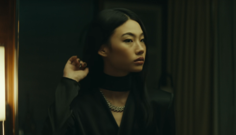 Jung Ho Yeon Karaoke Bareng The Weeknd di MV Out of Time