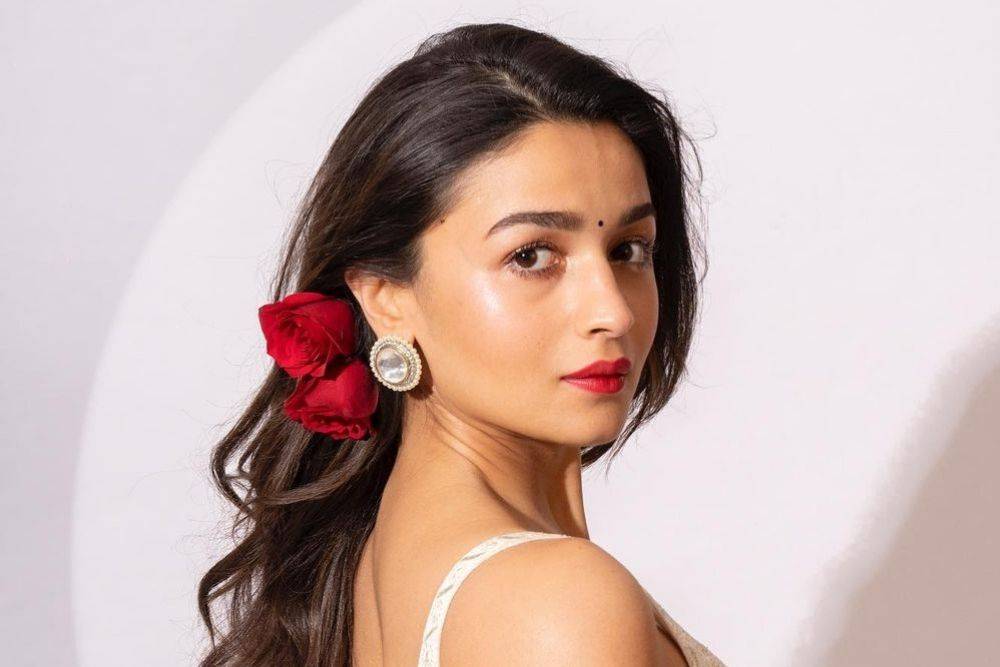 Pesona Menawan Alia Bhatt, Artis Bollywood Yang Akan Menikah