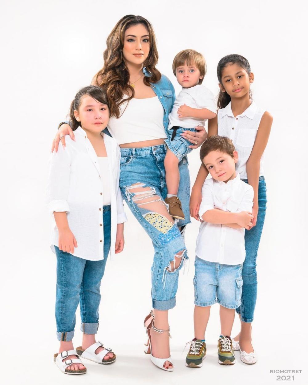 Jadi Single Mom, 10 Artis Ini Tetap Tegar Mengurus Banyak Anak