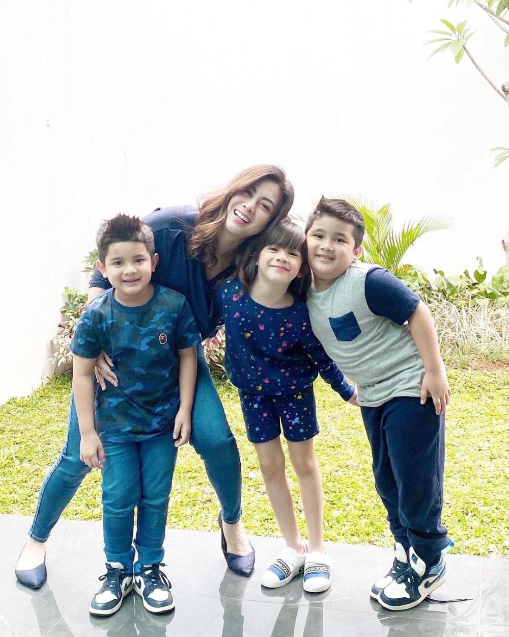Jadi Single Mom, 10 Artis Ini Tetap Tegar Mengurus Banyak Anak