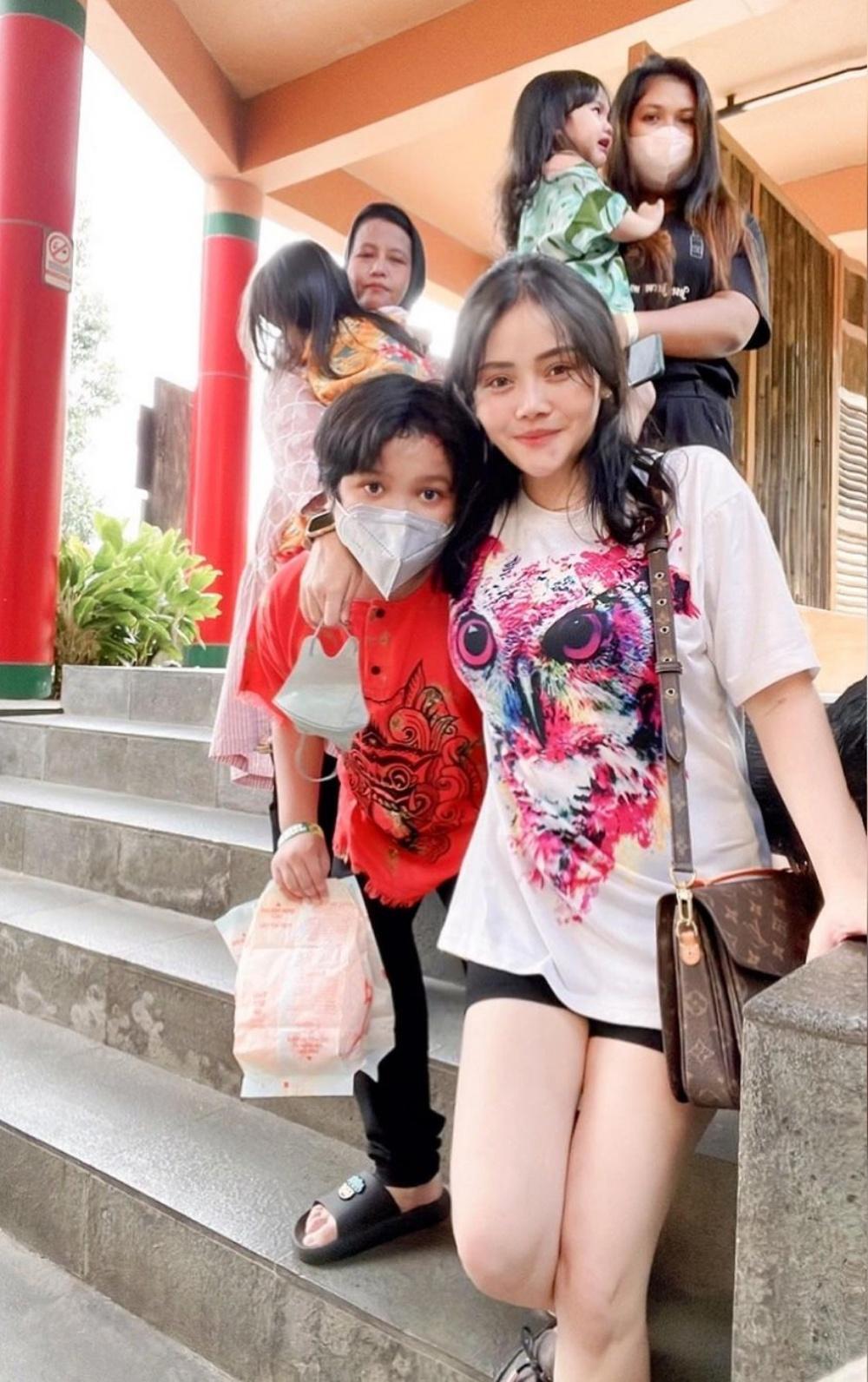 Jadi Single Mom, 10 Artis Ini Tetap Tegar Mengurus Banyak Anak