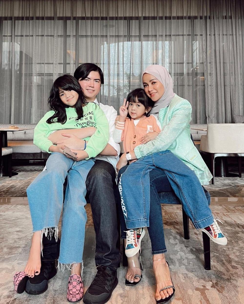 Jadi Single Mom, 10 Artis Ini Tetap Tegar Mengurus Banyak Anak