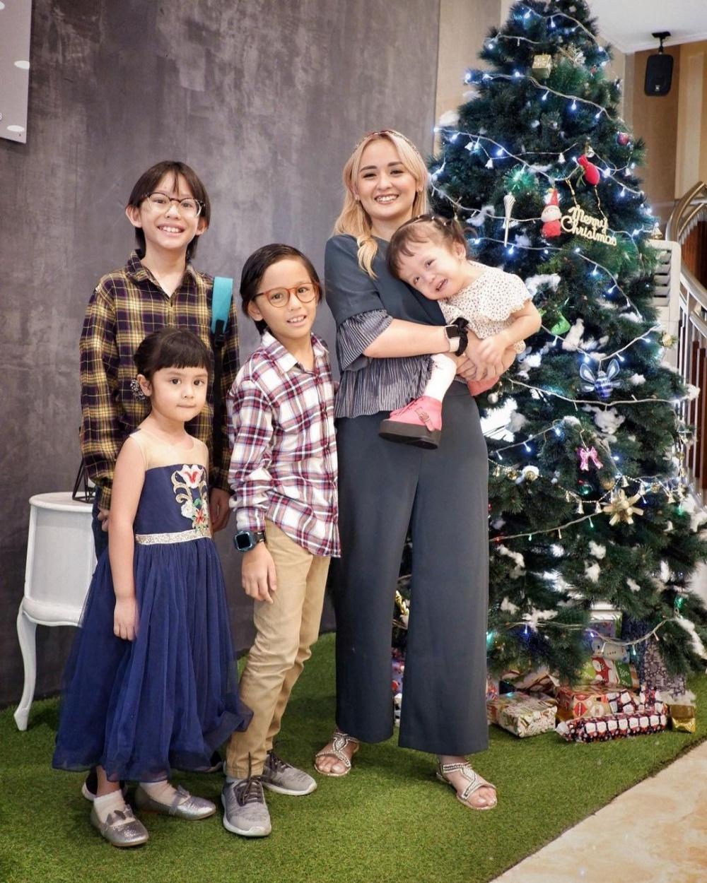 Jadi Single Mom, 10 Artis Ini Tetap Tegar Mengurus Banyak Anak