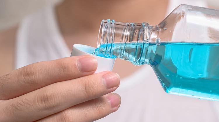 7 Cara Menjaga Kesegaran Napas Selama Puasa, Biar Nggak Bau Mulut!