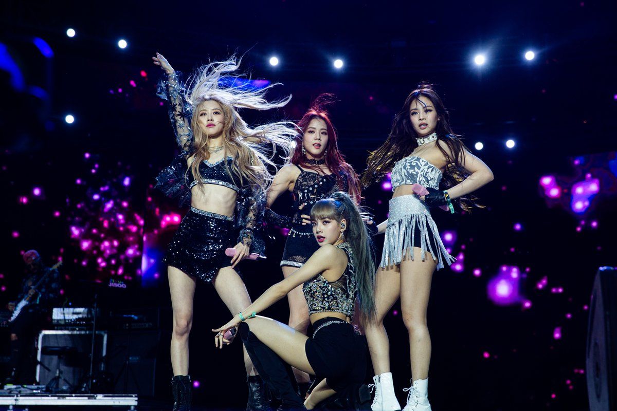 Gaya Modis Para Idol Korea saat Tampil di Panggung Amerika