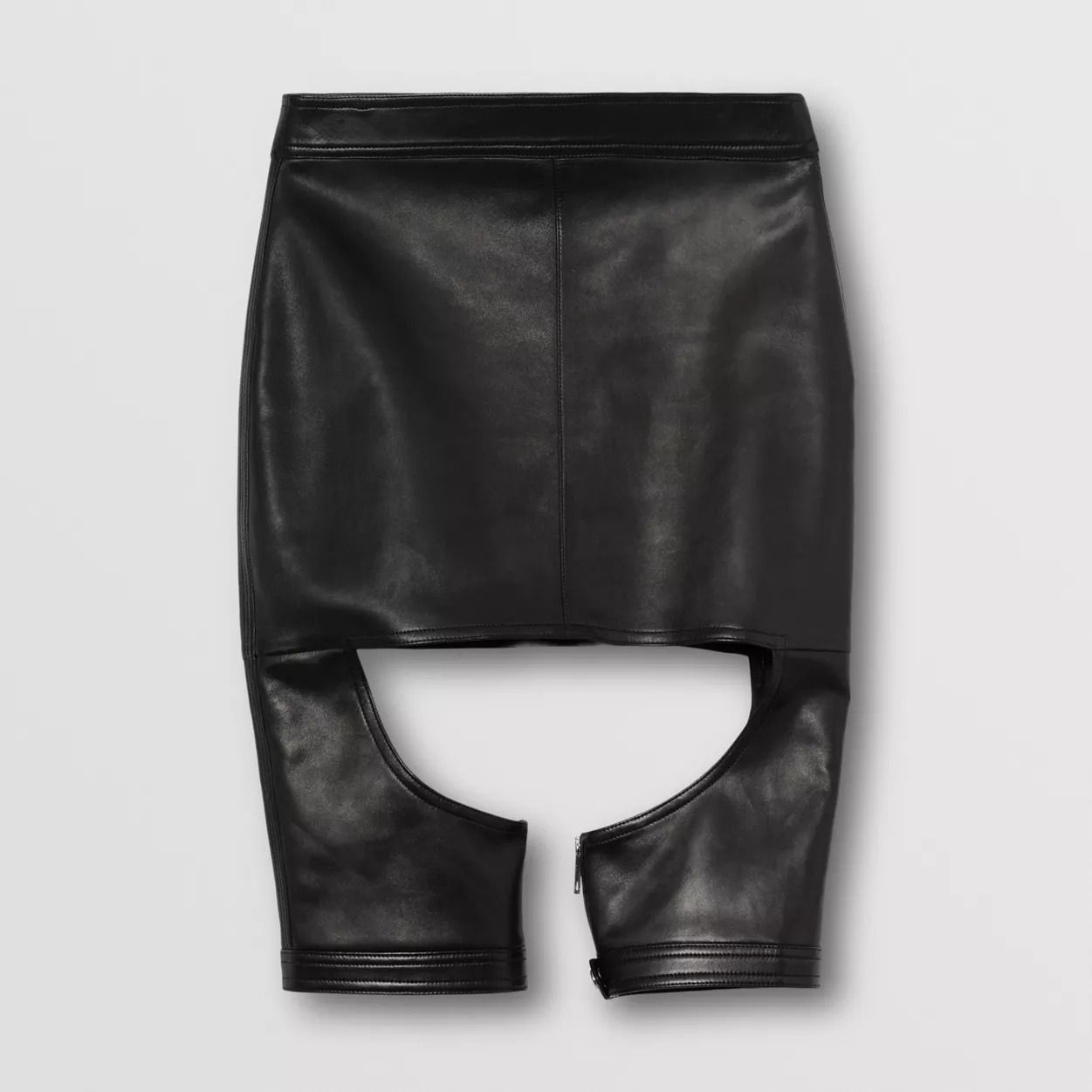 #PopbelaOOTD: Upgrade Penampilan Makin Kece dengan Leather Skirt Ini