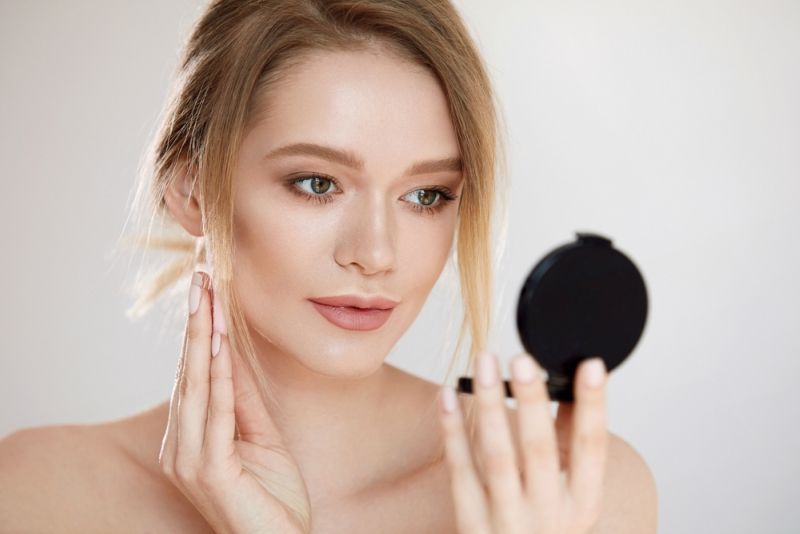 7 Tips Mengaplikasikan Makeup untuk Kamu yang Punya Kulit Sensitif