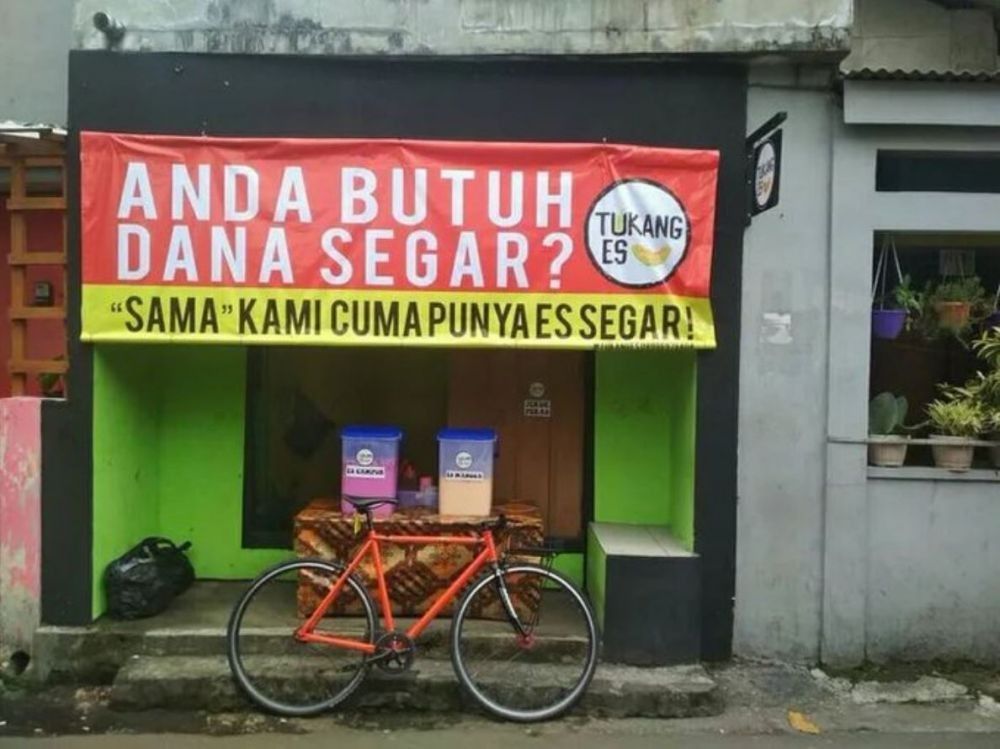 Potret Kocak Spanduk Nggak Sesuai Barang Jualannya