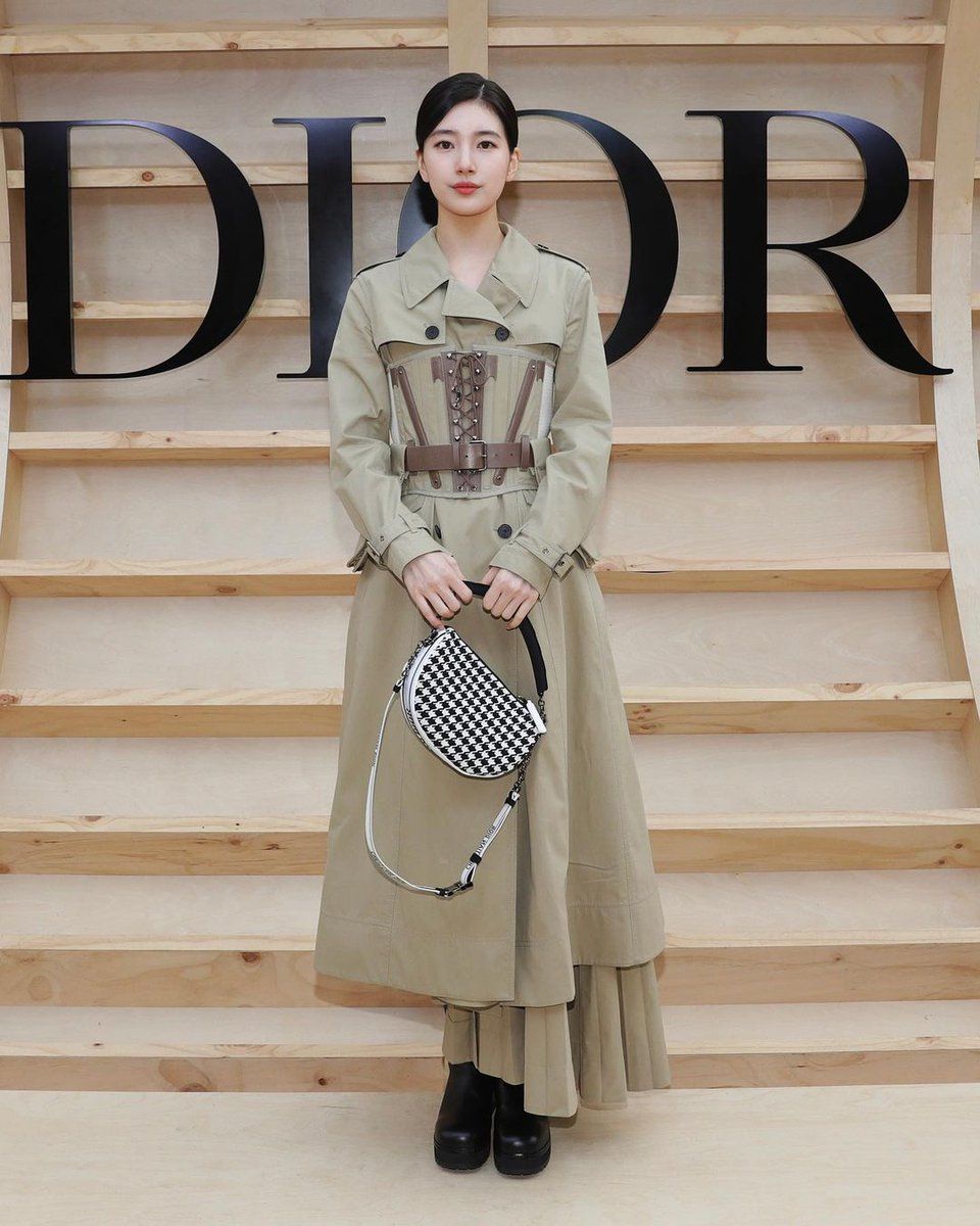 Gaya Mewah Artis Korea di Dior Fall 2022 Fashion Show