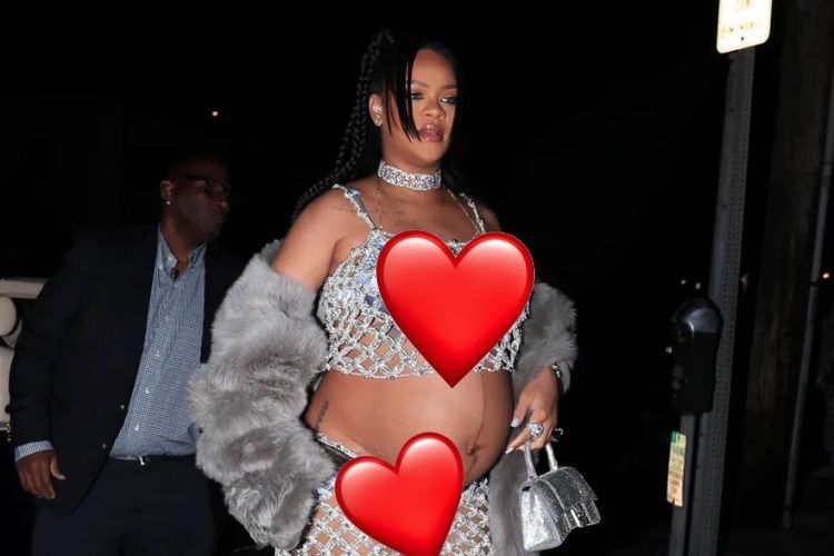 Bertepatan Hari Ibu, Rihanna Pakai Outfit Bolong-bolong di Jalanan