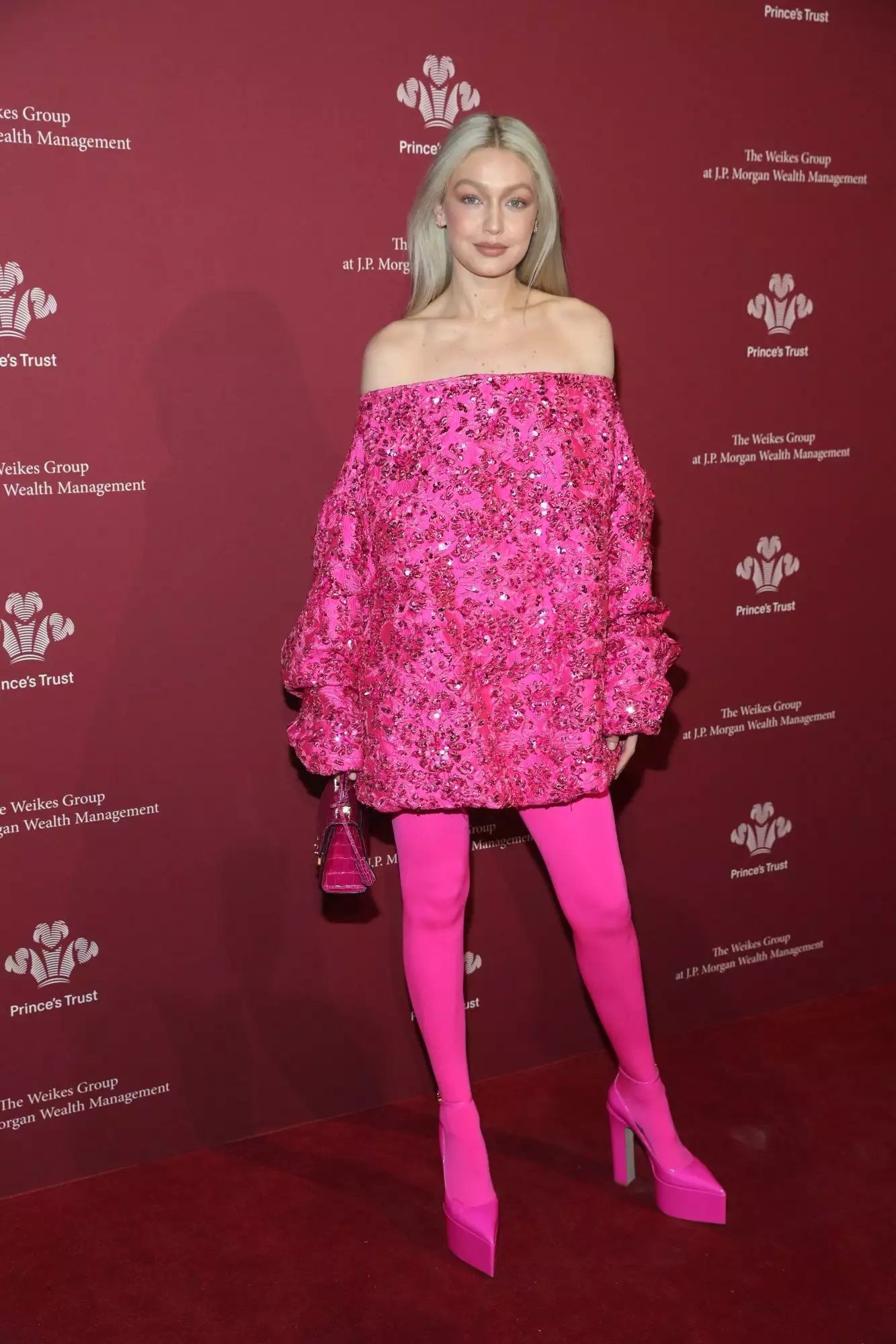 Nyentrik, Ini 8 Seleb yang Ikuti Tren Serba Hot Pink dari Valentino