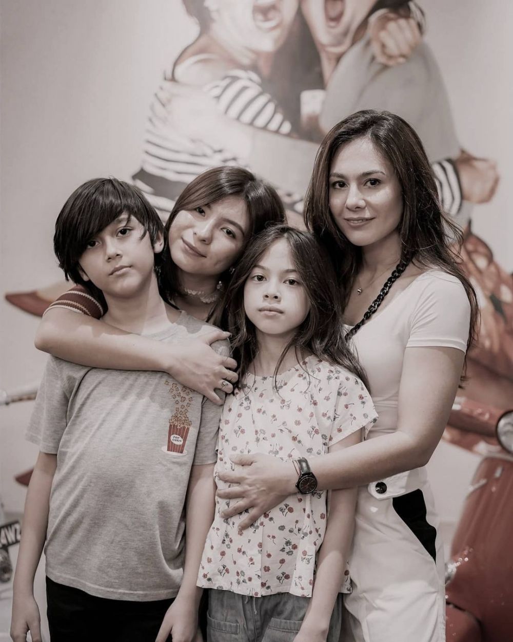 Single Mom, Ini 10 Potret Wulan Guritno Saat Asuh Ketiga Anaknya