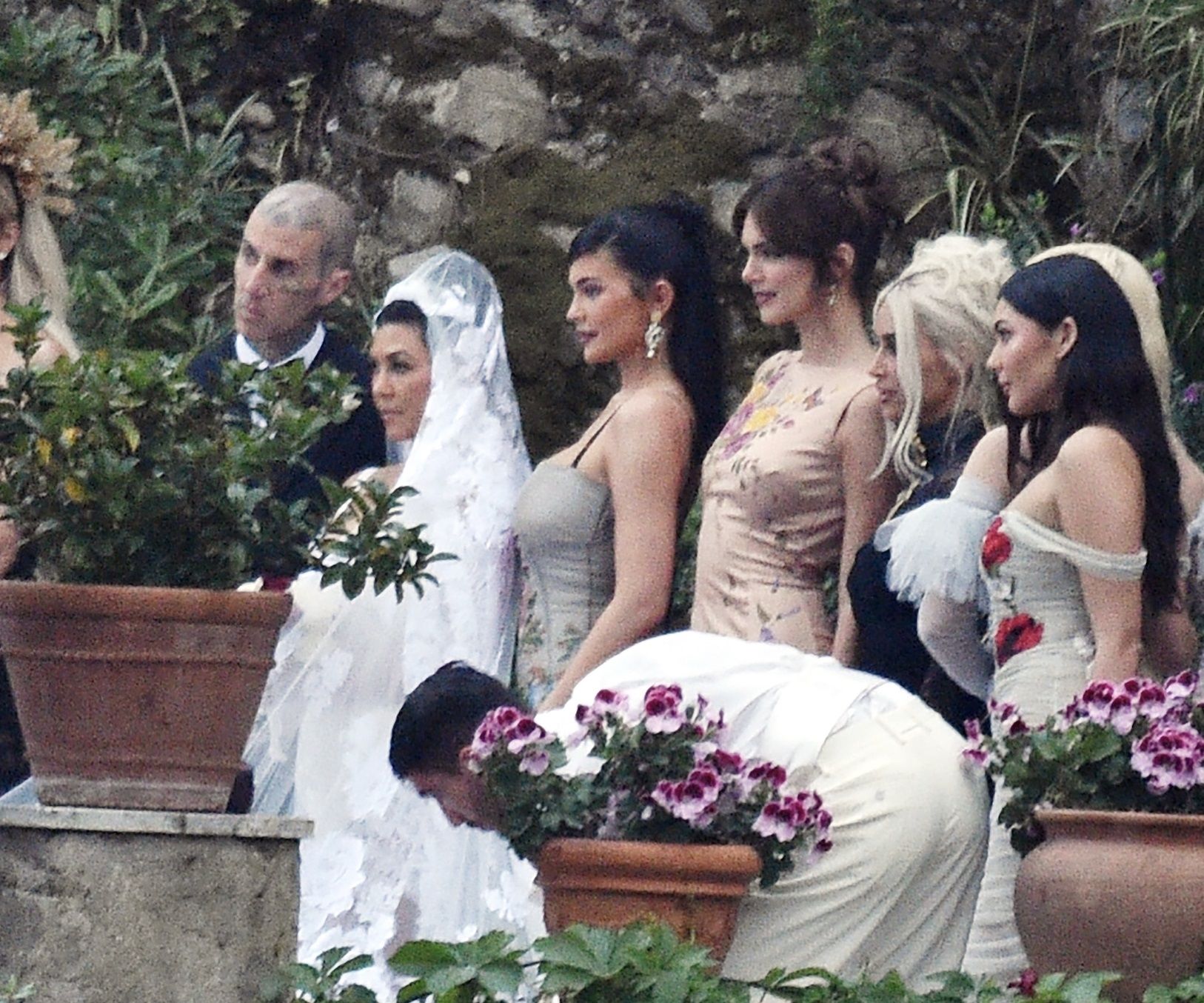 Gaya Kourtney Kardashian Selama Momen Pernikahan, Seksi dan Gothic!