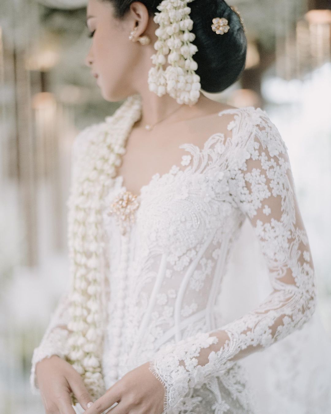 Resmi Menikah, Intip Detail Kebaya Putih Maudy Ayunda yang Mewah