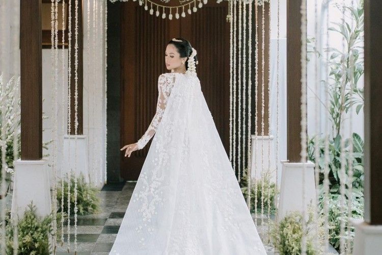 Resmi Menikah, Intip Detail Kebaya Putih Maudy Ayunda yang Mewah
