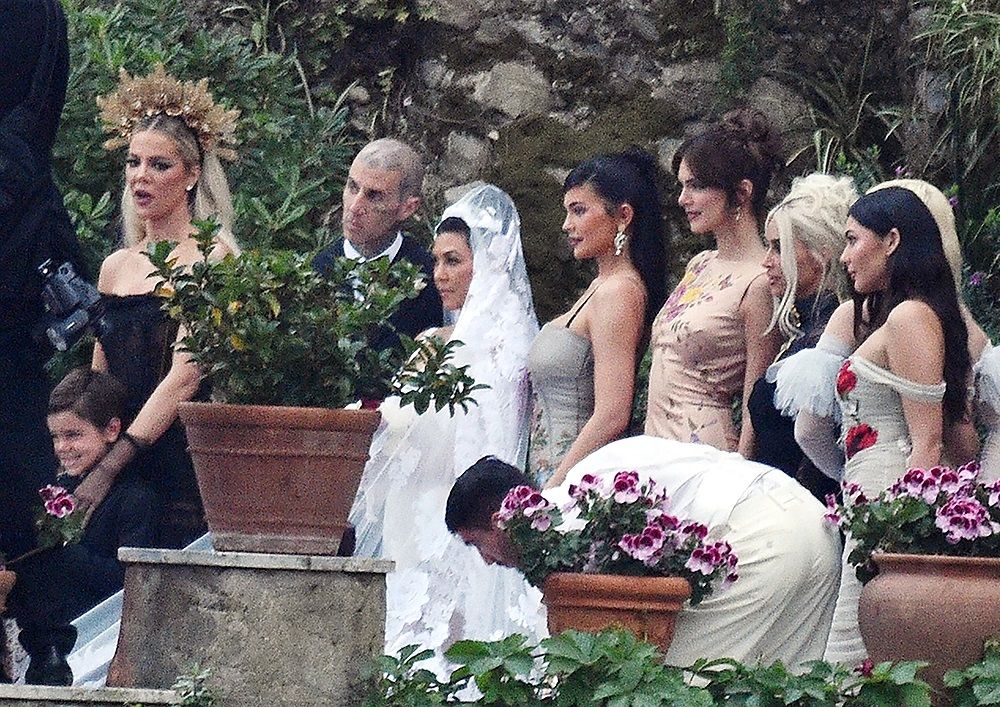 9 Potret Pernikahan Kourtney & Travis Barker di Italia, Nyentrik!