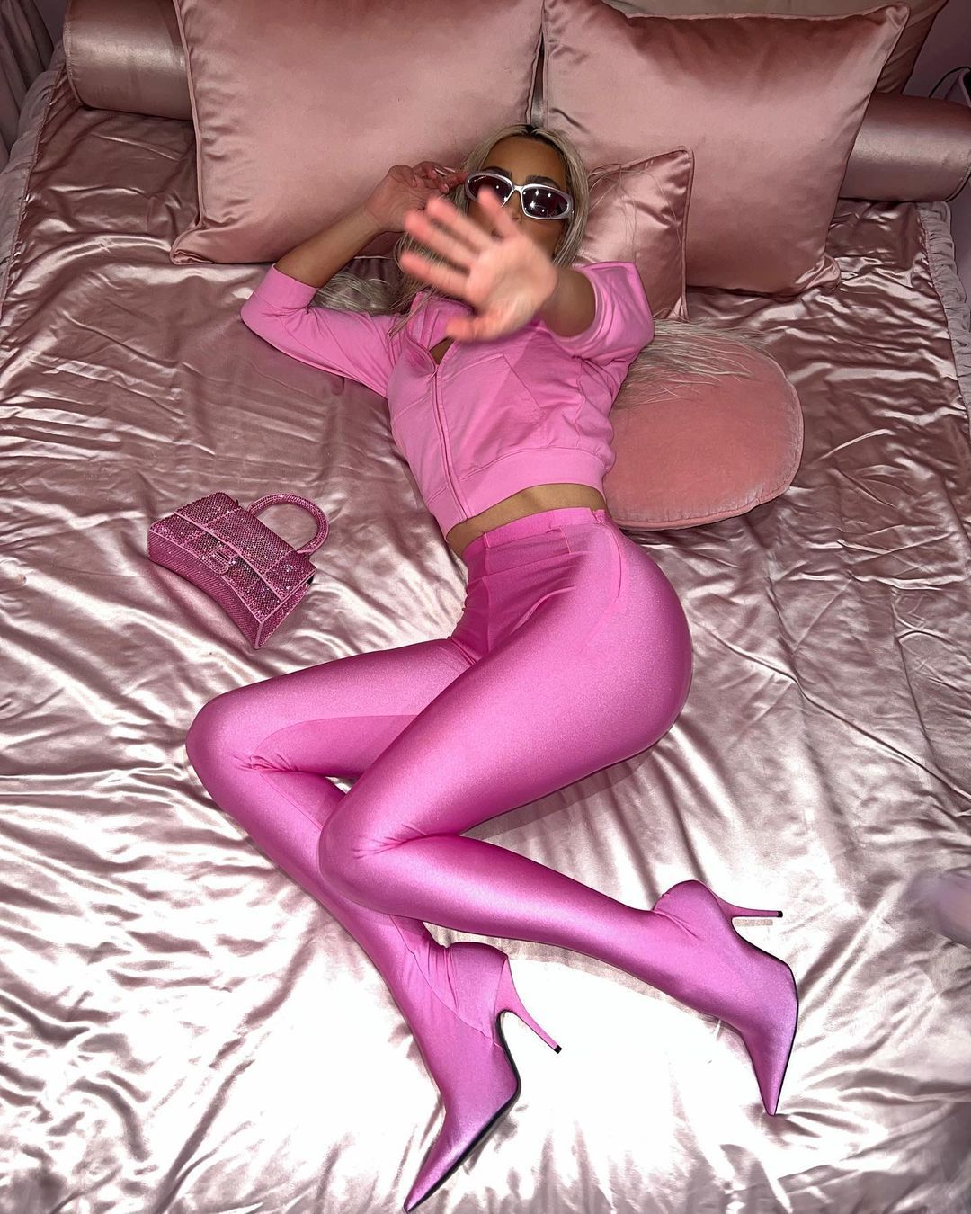 Gaya Seksi Kim Kardashian Pakai Pink, Foto di Ranjang!
