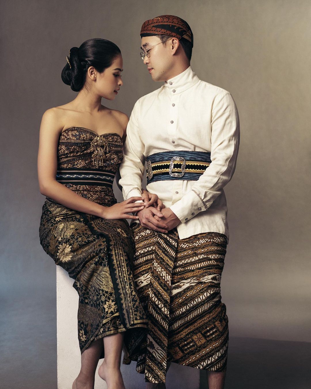 Potret Maudy Ayunda dan Suami dalam Balutan Pakaian Adat Indonesia