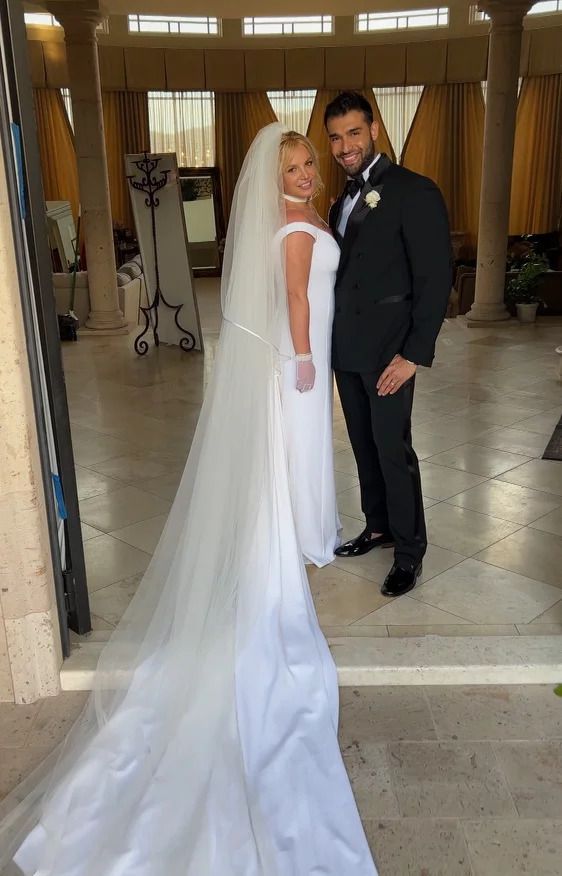 Menikah, Britney Spears Tampil Elegan Pakai Gaun Pengantin Versace