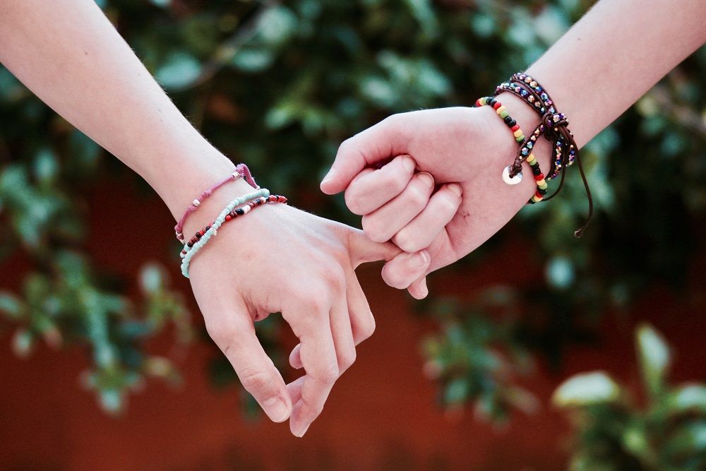 8 Cara Berpegangan Tangan Bersama Pasangan dan Maknanya