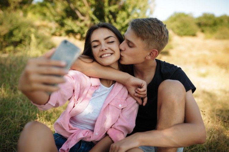 6 Alasan Orang Memamerkan Hubungannya di Media Sosial