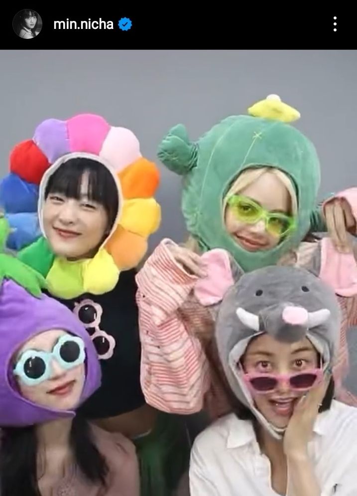 6 Potret Kedekatan Minnie, Lisa, Jihyo, dan Mina yang Menggemaskan