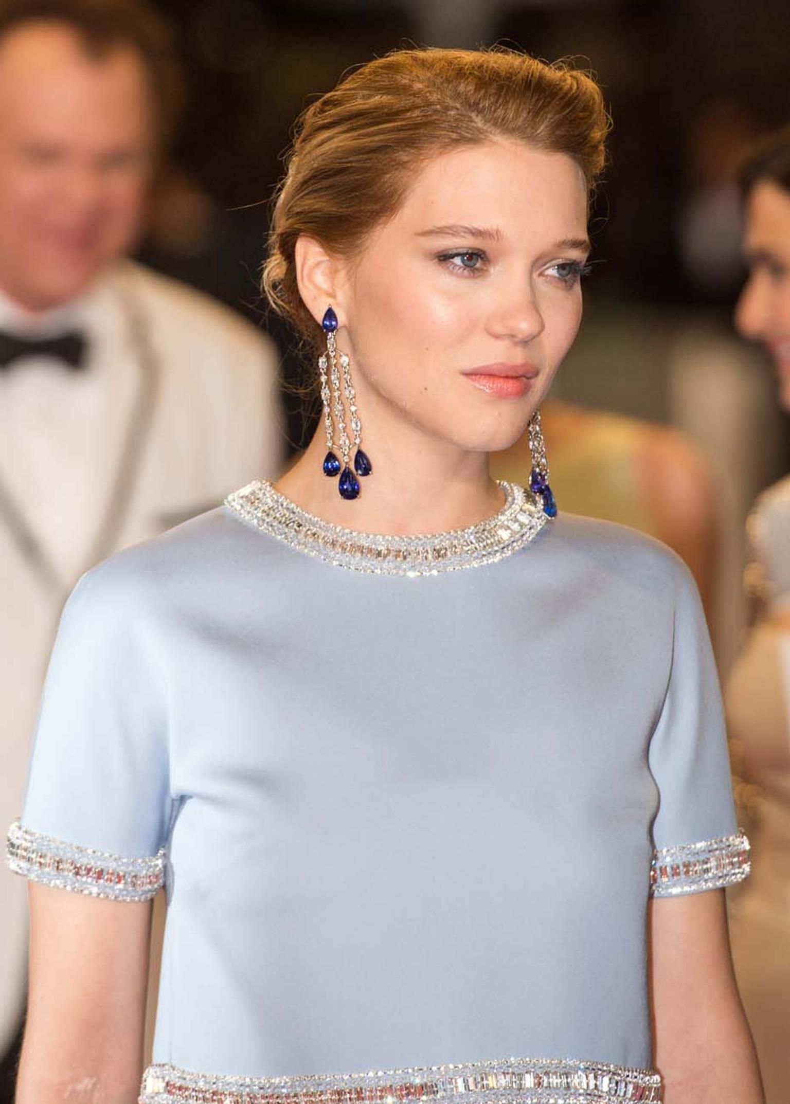 Inspirasi Perhiasan Bebatuan Biru untuk Tampil Glamor